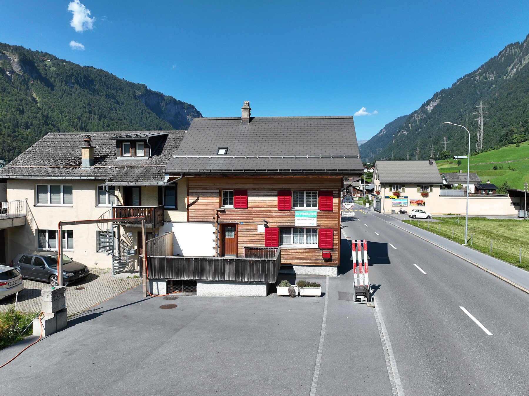 Blick über Linthal mit Kirche, Hauptstrasse und Bergkulisse