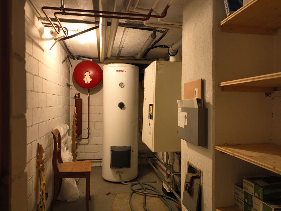 Technikraum mit Warmwasserspeicher und Verteilung